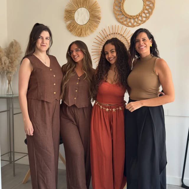 Maria Vidal y el equipo de Bellas y Vellos en el centro
