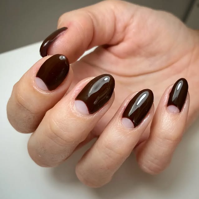 Uñas chocolate con media luna