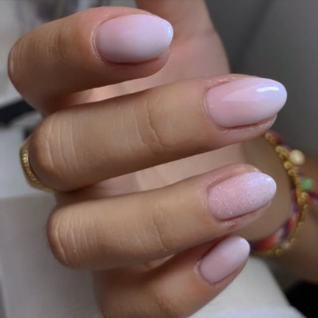 Manicura en tono rosa nude