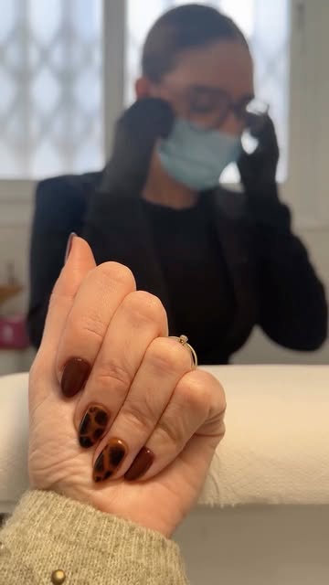 Manicura en tono chocolate con diseño